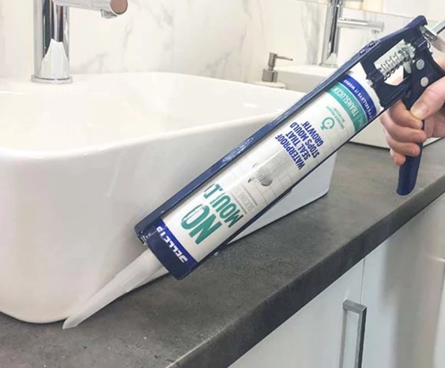 Có một lớp bảo vệ quanh bồn rửa có thể ngăn rò nước  Dưới đây là cách tốt nhất để đảm bảo bít kín hoàn toàn xung quanh khu vực bồn rửa của bạn để giúp bạn dễ dàng vệ sinh hơn và ít bị nước làm hỏng và bạc màu.